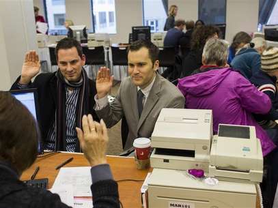 David Mifflin (L) and Matt Beebe swear an oath while filing for their marriage license in Seattle, Washington December 6, 2012. Washington made history last month as one of three U.S. states where marriage rights were extended to same-sex couples by popular vote, joining Maryland and Maine in passing ballot initiatives recognizing gay nuptials. Foto: Jordan Stead / Reuters