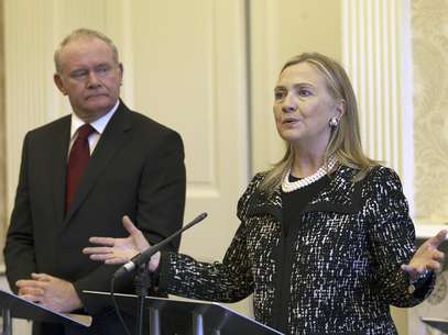 La secretaria norteamericana de Estado, Hillary Rodham Clinton, aplazó el inicio de una nueva gira debido a un virus estomacal, dijo el Departamento de Estado, el domingo 9 de diciembre de 2012. En la imagen, Clinton con el viceprimer ministro de Irlanda del Norte, Martin McGuinness, en Belfast, el viernes 7 de diciembre, durante una gira de cuatro días por Europa.  Foto: Paul Faith / AP