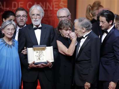 Director Michael Haneke (2ndL), actress Emmanuelle Riva (L) and actor Jean-Louis Trintignant (2ndR) react after receiving the Palme d'Or award for the film "Amour" (Love) during the awards ceremony of the 65th Cannes Film Festival, May 27, 2012. Foto: Eric Gaillard / Reuters
