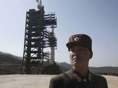 A soldier stands guard in front of a rocket sitting on a launch pad at the West Sea Satellite Launch Site, during a guided media tour by North Korean authorities in the northwest of Pyongyang in this April 8, 2012 file photo. Foto: Bobby Yip / Reuters