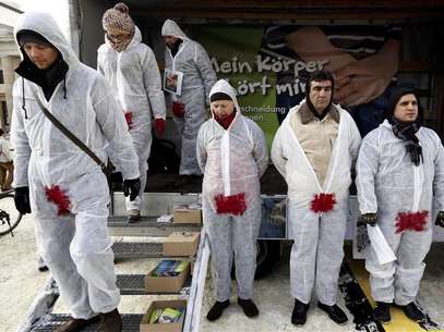 Protestors wearing overalls daubed with red paint on the genital area, demonstrate against male circumcision, in front of the Brandenburg Gate in Berlin December 12, 2012. Foto: Pawel Kopczynski / Reuters