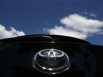 The Toyota logo is seen on a car in Los Angeles October 10, 2012. Foto: Lucy Nicholson / Reuters