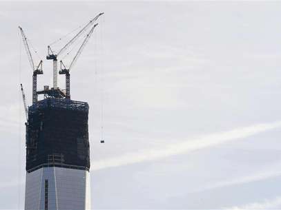 Cranes lift pieces of the spire up One World Trade Center in New York, December 12, 2012. Foto: Eduardo Munoz / Reuters