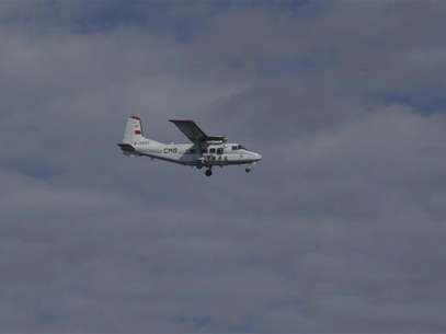 An airplane belonging to China's state oceanic administration flies past about 15 km (9 miles) south of one of the disputed islets, known as Senkaku in Japan and Diaoyu in China, in the East China Sea, in this handout released by 11th Regional Coast Guard Headquarters-Japan Coast Guard December 13, 2012. Japan protested to China on Thursday after a Chinese government plane entered what Japan considers its airspace over disputed islets in the East China Sea, the Japanese Foreign Ministry said. The incident prompted Japan's military to scramble eight F-15 fighter jets, the Defence Ministry said. Japanese officials later said the Chinese aircraft had left the area. Mandatory Credit Foto: 11th Regional Coast Guard Headquarters-Japan Coast Guard / Reuters