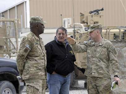 U.S. Defense Secretary Leon Panetta (C) talks with U.S. Army Major General Robert Abrams and Command Sergeant Major (CSM) Edd Watson (L) during a visit to Kandahar Airfield in Kandahar December 13, 2012. Foto: Susan Walsh / Reuters