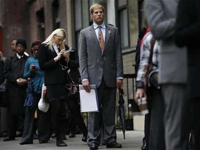Job seekers stand in line to meet with prospective employers at a career fair in New York City, October 24, 2012. Foto: Mike Segar / Reuters