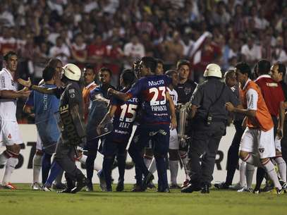Sao Paolo and Tigre players brawl on the pitch. At halftime, Tigre players allege that they were physically attacked and threatened with guns. They refused to play the second half.  Foto: Reuters In English