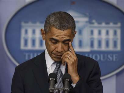 U.S. President Barack Obama wipes a tear as he speaks about the shooting at Sandy Hook Elementary School in Newtown, Connecticut, during a press briefing at the White House in Washington December 14, 2012. Foto: Larry Downing / Reuters