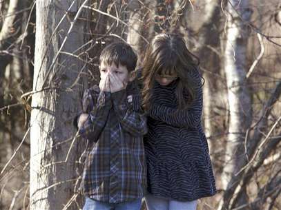 Twenty-seven wood painted angels are displayed outside of a home to honor the victims killed at Sandy Hook Elementary School in Newtown, Connecticut December 16, 2012. Twelve girls, eight boys and six adult women were killed in the shooting on Friday at Sandy Hook Elementary School in Newtown. Foto: Joshua Lott / Reuters