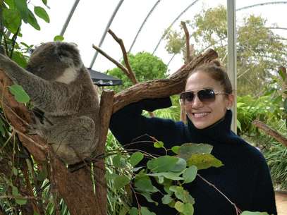 La actriz y cantante Jennifer López junto a un koala en Sydney Australia en una fotografía tomada el 15 de diciembre de 2012 proporcionada por el Zoológico de Sydney el lunes 17 de diciembre de 2012. López conversó con The Associated Press desde Australia donde se encontraba para un concierto en la Arena Allphones.  Foto: Wild Life Sydney Zoo / AP