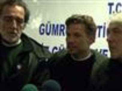 
              NBC's chief foreign correspondent Richard Engel and members of his production crew have been freed unharmed following a firefight at a checkpoint after five days of captivity inside Syria, the network confirmed onTuesday.  (Dec. 18) 
             Foto: AP