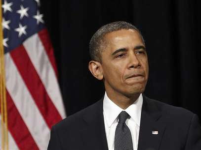 U.S. President Barack Obama looks down as he walks from the rostrum after speaking at a vigil held at Newtown High School for families of victims of the Sandy Hook Elementary School shooting in Newtown, Connecticut December 16, 2012. Foto: Kevin Lamarque / Reuters