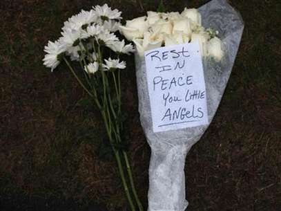 Flowers for the victims of the Sandy Hook Elementary School rest at a memorial in Newtown, Connecticut December 17, 2012. Foto: Joshua Lott / Reuters