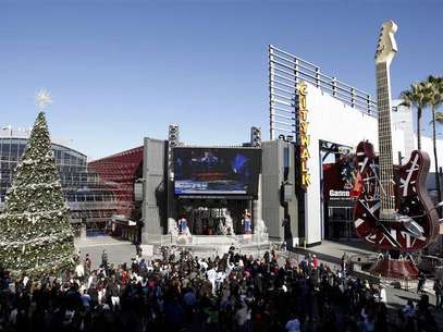People watch a live broadcast of the memorial service for Mexican-American singer and Spanish language television personality Jenni Rivera at Universal Studios in Los Angeles, California, December 19, 2012. Foto: David McNew / Reuters