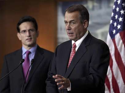 U.S. House Speaker John Boehner (R-OH) (R) and House Majority Leader Eric Cantor (R-VA) speak to the media on the "fiscal cliff" on Capitol Hill in Washington, December 21, 2012. Foto: Yuri Gripas / Reuters