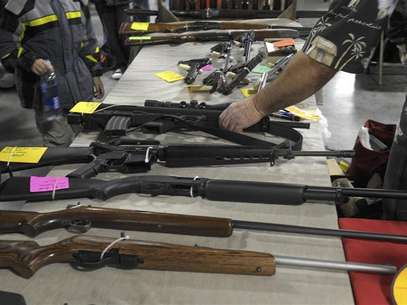 A dealer displays firearms for sale at a gun show in Kansas City, Missouri December 22, 2012. Foto: Dave Kaup / Reuters