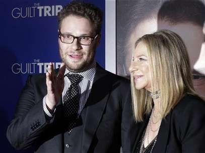 Barbra Streisand and Seth Rogen, stars of the new film "The Guilt Trip" pose as they arrive at the film's premiere in Los Angeles December 11, 2012. Foto: Fred Prouser / Reuters