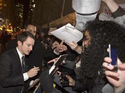 Actor Elijah Wood signs autographs for fans at the premiere of the film "The Hobbit: An Unexpected Journey" in New York December 6, 2012. Foto: Andrew Kelly / Reuters