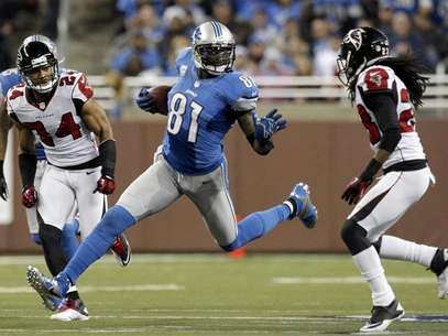 Detroit Lions wide receiver Calvin Johnson (C) carries the ball between Atlanta Falcons safety Chris Hope (L) and cornerback Dunta Robinson. Foto: Rebecca Cook / Reuters