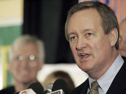 El senador federal Mike Crapo pronuncia su discurso de victoria en la sede electoral del Partido Republicano instalada en el hotel Doubletree Riverside en Boise, Idaho, en esta foto de archivo del 2 de noviembre de 2010. Crapo fue detenido por conducir en ebriedad en un suburbio de Washington, el domingo 23 de diciembre de 2012. El legislador republciano fue puesto en libertad y comparecerá en enero ante una corte debido a la falta. Foto: Matt Cilley / AP