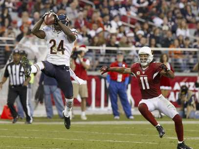 El cornerback de los Bears de Chicago Kelvin Hayden (24) intercepta un pase delante del wide receiver de los Cardinals de Arizona Larry Fitzgerald (11) en la segunda mitad de un partido de la NFL el domingo, 23 de diciembre del 2012.   Foto: Rick Scuteri / AP