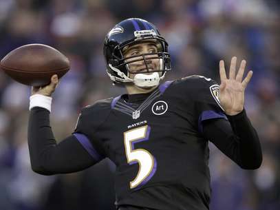 El quarterback Joe Flacco, de los Ravens de Baltimore, lanza contra los Giants de Nueva York, en la primera mitad del juego del domingo 23 de diciembre de 2012, en Baltimore.  Foto: Evan Vucci / AP