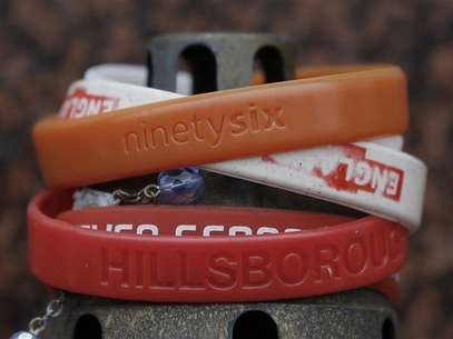 Remembrance wristbands lie at the Hillsborough memorial outside Liverpool Football Club's Anfield stadium in Liverpool, northern England December 19, 2012. Foto: Phil Noble / Reuters