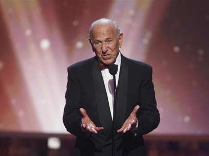 Actor Jack Klugman, star of the TV series "The Odd Couple", speaks about writer, director and producer Garry Marshall who received the Legend Award at the taping of the 6th annual TV Land Awards in Santa Monica June 8, 2008. Foto: Fred Prouser / Reuters