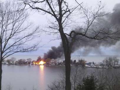 A fire burns on Lake Road after a suspect shot four firefighters responding to the blaze in Webster, New York, December 24, 2012. Foto: WHEC / Reuters