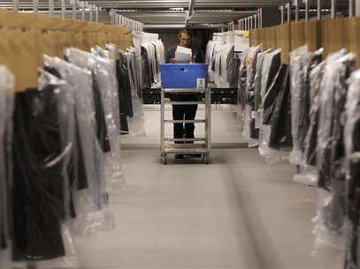 Associate Joseph Rodeheaver fills clothing orders at the Macy's-Bloomingdale's fulfillment center in Martinsburg, West Virginia in this December 6, 2012 file photograph. Macy's Inc recently opened a facility the size of 43 football fields - big enough to stock 1 million pairs of shoes - just to fulfill orders made online. Foto: Gary Cameron / Reuters