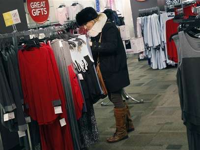 A woman shops for jeans at a J.C. Penney store in New York November 27, 2012. Foto: Shannon Stapleton / Reuters
