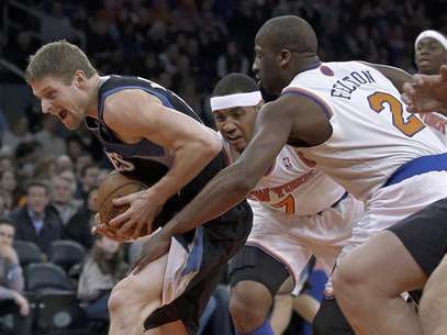 Minnesota Timberwolves forward Andrei Kirilenko reacts as he tries to get past New York Knicks forward Carmelo Anthony (7) and guard Raymond Felton (2) in the first quarter of their NBA basketball game at Madison Square Garden in New York, December 23, 2012. Foto: Ray Stubblebine / Reuters