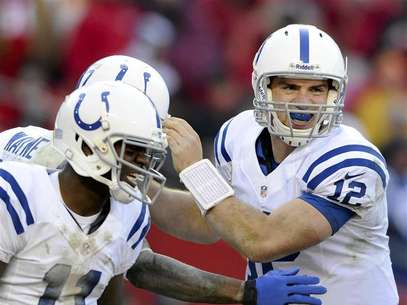 Indianapolis Colts quarterback Andrew Luck (R) and wide receiver Donnie Avery (L) congratulate wide receiver Reggie Wayne on his go-ahead touchdown during the second half of Colts' win in their NFL football game in Kansas City, Missouri December 23, 2012. Foto: Dave Kaup / Reuters