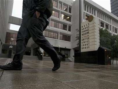 Rain falls outside a federal courthouse as New Orleans police officers convicted in the deadly shootings of unarmed civilians on the Danziger Bridge and a subsequent cover-up after Hurricane Katrina, await sentencing in New Orleans in this file photo dated April 4, 2012. Foto: Sean Gardner / Reuters