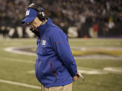 El coach de los Giants de Nueva York Tom Coughlin es visto en los momentos finales de un partido de la NFL contra los Ravens de Baltimore el domingo, 23 diciembre del 2012. Baltimore ganó 33-14.  Foto: Evan Vucci / AP