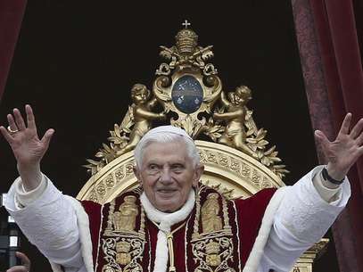 Pope Benedict XVI (C) waves as he blessed the crowd as he makes his "Urbi et Orbi" (To the city and the world) address from a balcony in St. Peter's Square in Vatican December 25, 2012. Foto: Alessandro Bianchi / Reuters