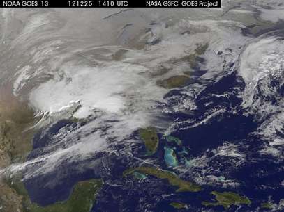Storm clouds are seen on the east coast of the United States in this NASA handout satellite image taken at 1415 GMT, December 25, 2012. A strong winter storm was expected to bring a white Christmas morning to millions of Americans Tuesday - but also high winds and even the risk of tornadoes for some. Foto: NASA / Reuters