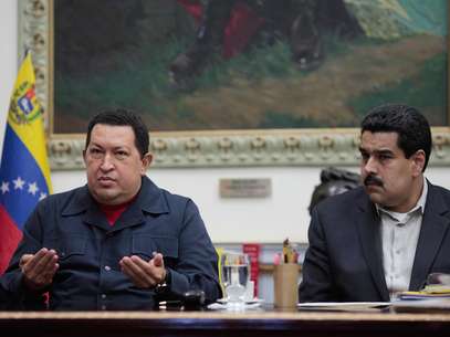 ARCHIVO - En esta foto de archivo del 8 de diciembre de 2012, difundida por el Palacio de Miraflores, el presidente venezolano Hugo Chávez habla acompañado por su vicepresidente Nicolás Maduro en el palacio presidencial en Caracas. Chávez, quien enfrenta un cuadro de salud complejo tras una operación a la que fue sometido en La Habana, delegó en Maduro algunas funciones administrativas para la emisión de créditos públicos, ajustes presupuestarios y expropiaciones, informó el gobierno el miércoles 26 de diciembre de 2012  Foto: Miraflores Press Office, Marcelo Garcia, File / AP