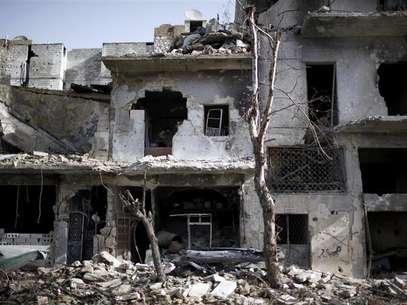 A woman carries bread in Aleppo December 25, 2012. Foto: Muzaffar Salman / Reuters