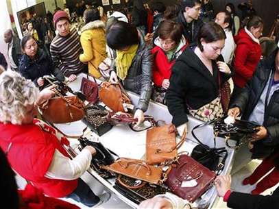 Customers rush to buy purses at the Macy's store during Thanksgiving Day holiday in New York November 23, 2012. Thursday night. Foto: Carlo Allegri / Reuters