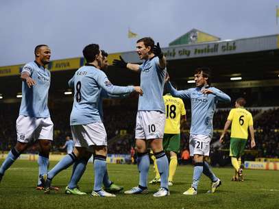 Edin Dzeko celebrates one of his two goals which led the way for Manchester City to defeat Norwich.  Foto: Reuters In English