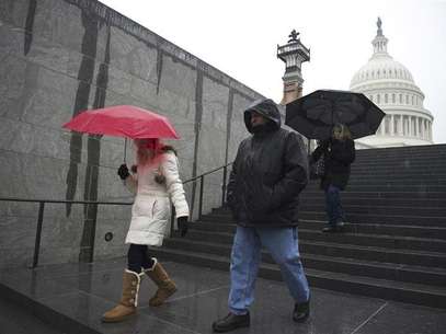 Macy Curtis, 11, and her grandparents Sam and Andrea Perrone, all of Snellville, Georgia, visit the U.S. Capitol in Washington, December 29, 2012. President Barack Obama and U.S. congressional leaders agreed on Friday to make a final effort to prevent the United States from going over the "fiscal cliff," setting off intense bargaining over Americans' tax rates as a New Year's Eve deadline looms. Foto: Mary Calvert / Reuters
