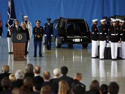 U.S. President Barack Obama and Secretary of State Hillary Clinton participate in a transfer ceremony of the remains of U.S. Ambassador to Libya, Chris Stevens and three other Americans killed this week in Benghazi, at Andrews Air Force Base near Washington, September 14, 2012. Ambassador Stevens and the other Americans died after gunmen attacked the lightly fortified U.S. consulate and a safe house refuge in Benghazi on Tuesday night. Foto: Jason Reed / Reuters