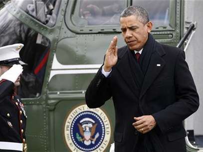 U.S. President Barack Obama (R) salutes as he returns via Marine One from a Christmas visit with his family in Hawaii, to the White House in Washington, December 27, 2012. Foto: Jonathan Ernst / Reuters