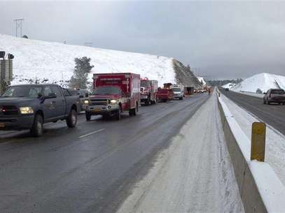 Rescue personnel respond to the scene of a charter bus crash on I-84, east of Pendleton, Oregon in this December 30, 2012 handout photo. Five people were killed and at least 20 injured in the incident. Police said the bus may have gone out of control on the highway before crashing through a guardrail and down an embankment. Foto: Oregon State Police / Reuters