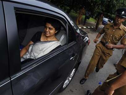 Chief Justice Shirani Bandaranayake (L) arrives at the parliament to appear before a Parliamentary Select Committee (PSC), appointed to look into impeachment charges against her, in Colombo, November 23, 2012. Foto: Dinuka Liyanawatte / Reuters