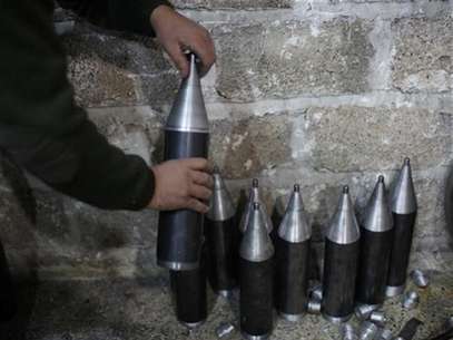 A Free Syrian Army fighter makes homemade missiles at a workshop in north Aleppo December 29, 2012. Foto: Ahmed Jadallah / Reuters
