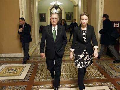 U.S. Senate Minority Leader Mitch McConnell (C) departs the senate floor with an aide after a senate vote in the early morning hours at the U.S. Capitol in Washington January 1, 2013. Foto: Jonathan Ernst / Reuters