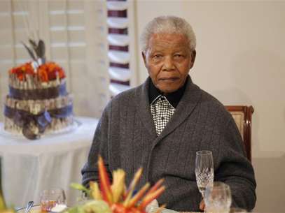 Former South African president Nelson Mandela looks on as he celebrates his birthday at his house in Qunu, Eastern Cape July 18, 2012. Foto: Siphiwe Sibeko / Reuters
