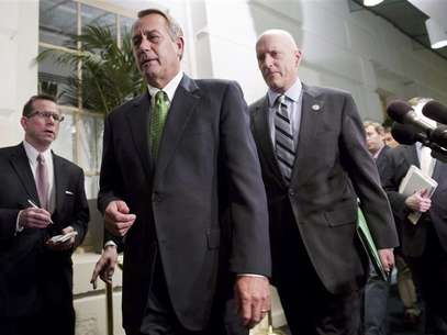 Speaker of the House John Boehner (R-OH) (front, in green tie) walks with Congressman Dave Camp (R-MI) (R) after a meeting with House Republicans about a "fiscal cliff" deal on Capitol Hill in Washington January 1, 2013. Foto: Joshua Roberts / Reuters